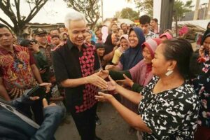 Gubernur Ganjar Pranowo saat mengunjungi lokasi perbaikan jalan di trase Pebatan - Rengaspendawa, Brebes