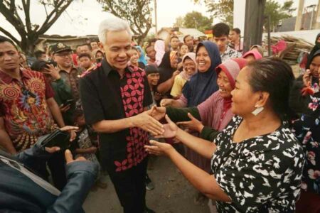 Tak Lagi Rusak, Jalan di Trase Pebatan – Rengaspendawa Muluskan Pengiriman Bawang Merah Petani Gubernur Ganjar Pranowo saat mengunjungi lokasi perbaikan jalan di trase Pebatan - Rengaspendawa, Brebes