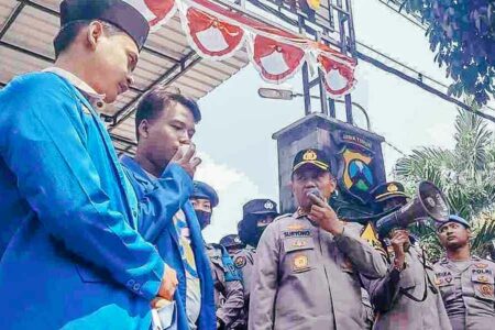 PMII Tuding Polisi Bertindak Arogan Saat Tangani Aksi, Kapolres Tuban Minta Maaf Menanggapi tudingan oknum anak buahnya, Kapolres Tuban AKBP Suryono meminta maaf kepada PMII Tuban (foto: beritajatim.com)