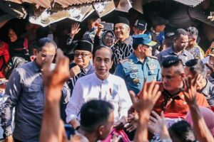 Ganjar Pranowo Diteriaki Presiden 2024 saat Dampingi Jokowi di Pekalongan Presiden Joko Widodo menyapa warga di Pasar Grogolan, Kota Pekalongan.