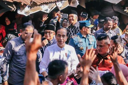 Presiden Joko Widodo menyapa warga di Pasar Grogolan, Kota Pekalongan.