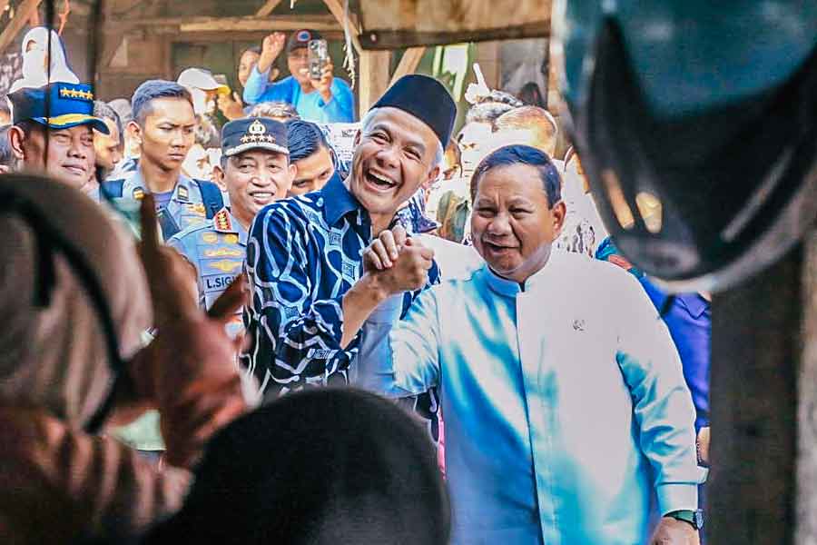 Gubernur Ganjar Pranowo dan Menhan Prabowo di Pasar Grogolan, Kota Pekalongan.