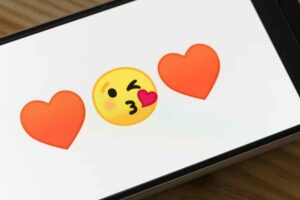 Love Scam, Tipu Daya Asmara untuk Menguras Harta Ilustrasi kencan online (foto: Markus Winkler, unsplash)