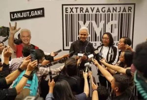 Ganjar Pranowo bersama artis, penyanyi, dan pelaku industri kreatif tanah air di Jalan Tangkas Baru, Setiabudi Jakarta Selatan