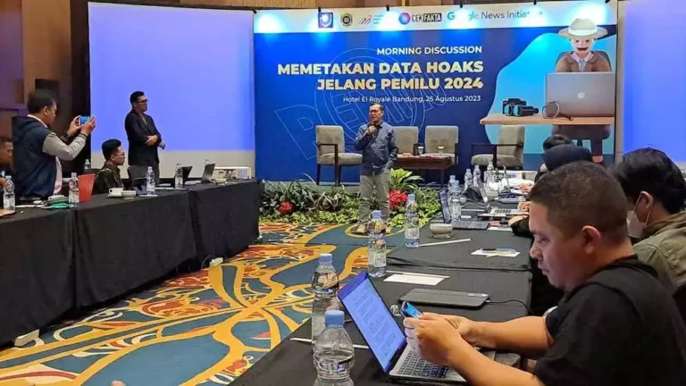 Sapto Anggoro, Anggota Dewan Pers, saat membuka kick off diskusi bulanan cek fakta AMSI