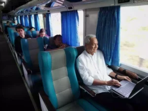 Ganjar Pranowo mendadak harus berangkat ke Jakarta dan akhirnya memilih kereta api