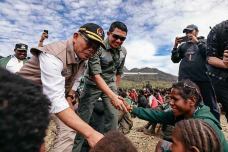 BNPB dan Menko PMK Salurkan Bantuan ke Wilayah Terdampak Bencana di Papua Tengah