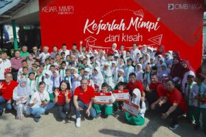 CIMB Niaga Renovasi Sekolah dan Lakukan Donasi Untuk Masa Depan Siswa Indonesia Manajemen CIMB Niaga berpose bersama para relawan, guru, dan siswa Madrasah Ibtidaiyah Islam Teladan usai kegiatan Kejar Mimpi Goes To School di Palembang