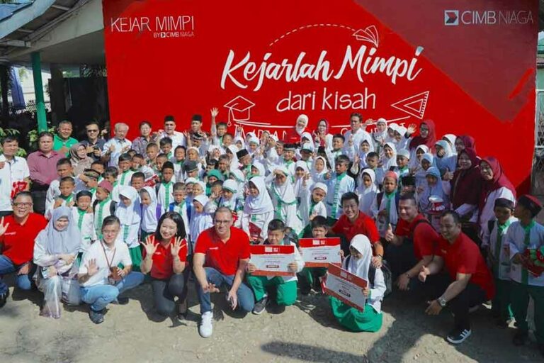 CIMB Niaga Renovasi Sekolah dan Lakukan Donasi Untuk Masa Depan Siswa Indonesia Manajemen CIMB Niaga berpose bersama para relawan, guru, dan siswa Madrasah Ibtidaiyah Islam Teladan usai kegiatan Kejar Mimpi Goes To School di Palembang
