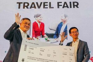 Direktur Consumer Banking CIMB Niaga Noviady Wahyudi (kiri) bersama Country Manager Cathay Pacific Indonesia Matthew , saat membuka Cathay Pacific Travel Fair 2023 di Senayan City, Jakarta