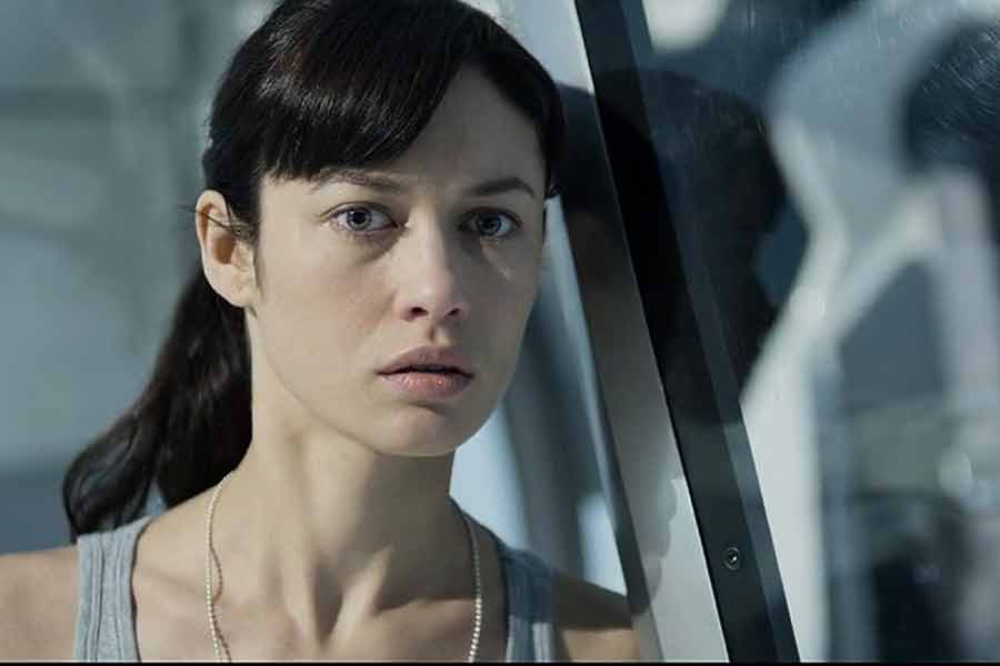 Olga Kurylenko dalam film Oblivion (2013)