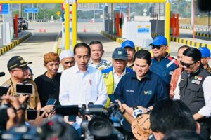 Presiden Jokowi saat memberikan keterangan di depan wartawan usai peresmian Jalan Tol Ciawi-Sukabumi ruas Cigombong-Cibadak di Gerbang Tol Parungkuda, Kabupaten Sukabumi, Jawa Barat (foto: Dok BPMI Setpres)