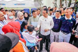 Pj Gubernur Heru saat bertemu warga terdampak kebakaran
