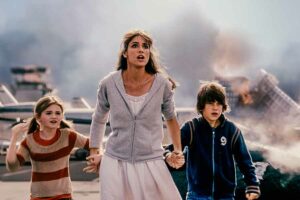 Film 2012 (2009), Kisah Epik tentang Sekelompok Manusia Hadapi Bencana Global yang Mengancam Bumi Amanda Peet, Liam James, dan Morgan Lily dalam salah satu adegan di film 2012 (2009)