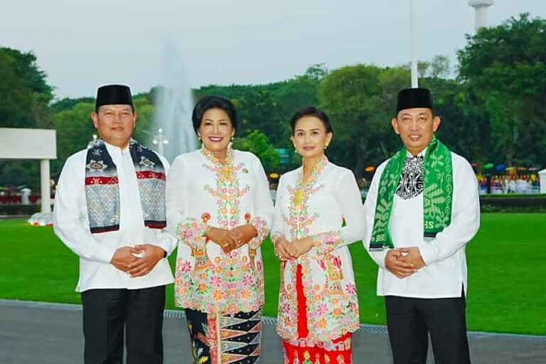 Panglima TNI dan Ketua Umum Dharma Pertiwi Meriahkan Acara Istana Berkebaya Acara Istana Berkebaya dalam rangka HUT Ke-78 Kemerdekaan RI di depan Istana Negara (foto: Dok Puspen TNI)