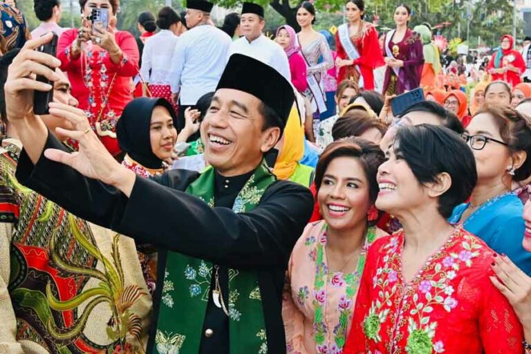 Presiden Joko Widodo foto bareng para jurnalis perempuan usai acara Istana Berkebaya di depan Istana Merdeka, Jakarta (foto: Dok BPMI Setpres)