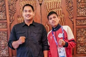 Atlet tunagrahita asal Bontang, Kalimantan Timur, Muhammad Yafie Eza Mahendra, bersama Menpora Ario Bimo Nandito Ariotedjo