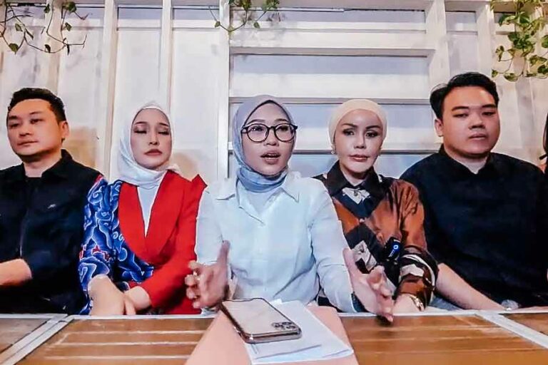Finalis Miss Universe Indonesia 2023 Laporkan PT Capella Swastika atas Tuduhan Pelecehan Seksual Mellisa Anggraini, kuasa hukum korban, saat memberikan keterangan pers