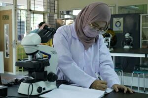 ITS Umumkan Hasil Seleksi Mahasiswa Baru Program Studi Kedokteran, Hanya 1,67 Persen yang Lolos Aktivitas di laboratorium Fakultas Kedokteran dan Kesehatan (FKK) Institut Teknologi Sepuluh Nopember (ITS)