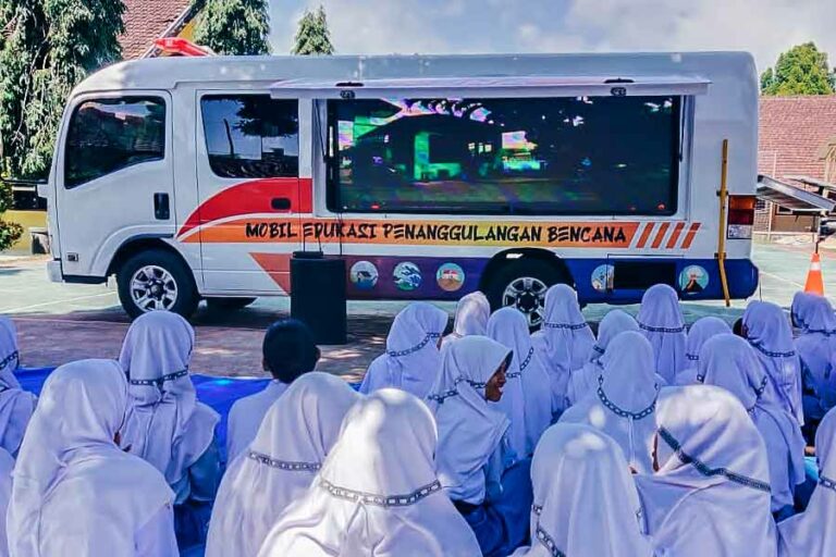 Kegiatan Satuan Pendidikan Aman Bencana (SPAB) yang diselenggarakan oleh BPBD Jawa Timur bekerjasama dengan Sekber Relawan Penanggulangan Bencana (SRPB) Jawa Timur.