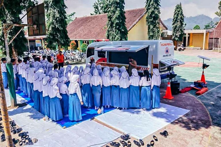 Kegiatan Satuan Pendidikan Aman Bencana (SPAB) yang diselenggarakan oleh BPBD Jawa Timur bekerjasama dengan Sekber Relawan Penanggulangan Bencana (SRPB) Jawa Timur.