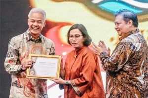 Gubernur Ganjar Pranowo bersama Menko Perekonomian Airlangga Hartarto dan Menkeu Sri Mulyani ]dalam acara KUR Award di Pos Bloc Jakarta