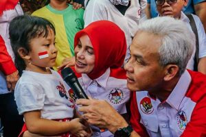 Gubernur Ganjar bersama istrinya, Siti Atikoh, saat mengunjungi kegiatan Posyandu Melati di Desa Ciampel, Kecamatan Kersana, Kabupaten Brebes