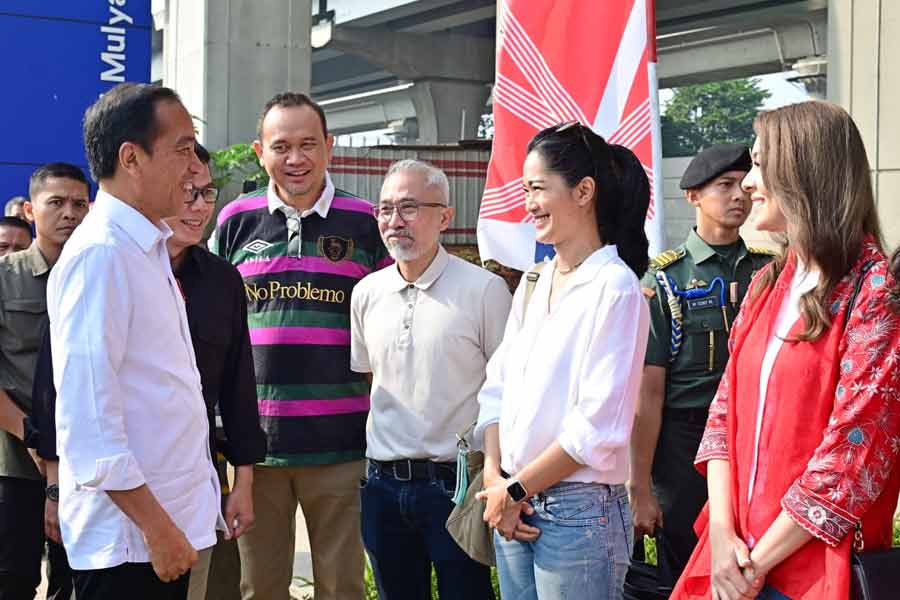 Presiden Jokowi berbincang santai dengan sejumlah artis Indonesia yang ikut dalam uji coba moda transportasi massal Lintas Rel Terpadu (LRT) Jabodebek (foto: Dok BPMI Setpres)