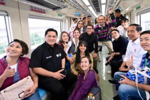 Presiden Jokowi bersama Menteri BUMN Erick Thohir dan sejumlah artis Indonesia sedang menikmati perjalanan dengan LRT Jabodebek (foto: Dok BPMI Setpres)