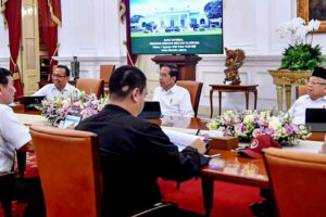 Presiden Jokowi mengadakan rapat terbatas bersama sejumlah menteri di Istana Merdeka, Jakarta (foto: BPMI Setpres)
