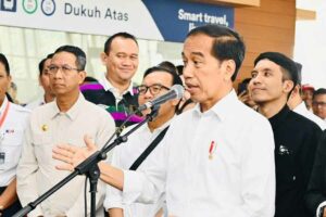 Presiden Jokowi saat memberikan keterangan pers di Stasiun LRT Dukuh Atas, Jakarta (foto: Dok BPMI Setpres)