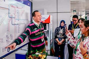 Cak Lontong, salah satu artis Indonesia yang mengikuti uji coba moda transportasi LRT (foto: Dok BPMI Setpres)