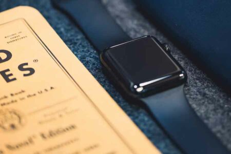 Ilustrasi smartwatch (foto: Ash Edmonds, unsplash)