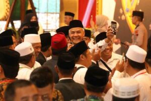Gubernur Ganjar bersama Presiden Jokowi Hadiri Muktamar Sufi Internasional 2023 di Pekalongan Ganjar Pranowo di tengah pengunjung Muktamar Sufi Internasional 2023