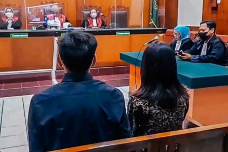 Dua terdakwa saat menghadiri pembacaan vonis di Pengadilan Negeri Surabaya