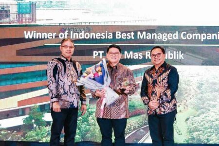 Chief Executive Officer MyRepublic Timotius Max Sulaiman (tengah), menerima penghargaan Indonesia's Best Managed Companies 2023 dari Deloitte.