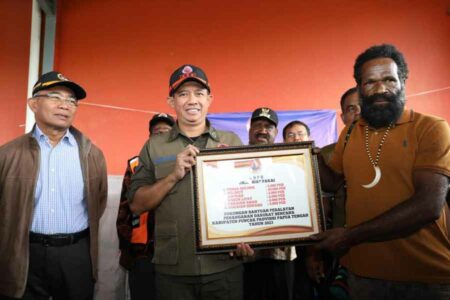 BNPB dan Menko PMK Serahkan Bantuan Logistik untuk Warga Terdampak Bencana di Papua Tengah