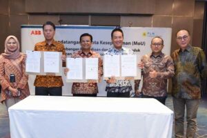Penandatangan nota kesepahaman PT ABB Sakti Industri, ABB E-Mobility dan PT Haleyora Power di Jakarta