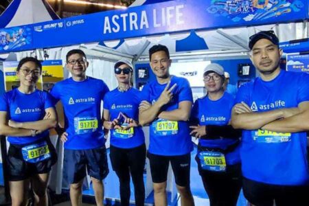 Marketing and Alternate Channel Group Head Astra Life (kiri), Direktur Astra Life Alkaf Ghozali (kedua kiri), bersama Komunitas pelari Astra Life Love Life Runners di acara Pocari Sweat Run Indonesia 2023