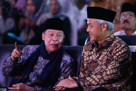 KH Adib Rofiudin Izza, pengasuh Ponpes Buntet Pesantren Cirebon, saat berdiskusi dengan Gubernur Jawa Tengah Ganjar Pranowo