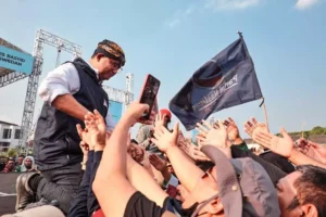 Anies Baswedan menyapa pendukungnya di Semarang, Jawa Tengah (foto: Facebook @aniesbaswedan)