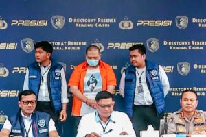 Terinspirasi Bjorka, Pemuda 28 Tahun ini Jual Data Kartu Kredit di Dark Web Polda Metro Jaya melalui Direktur Reserse Kriminal Khusus, Kombes Pol Ade Safri Simanjuntak saat menyampaikan keterangan tentang MRGP