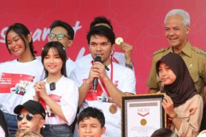 Ganjar Pranowo bersama 30 influencer Indonesia membagikan bantuan paket alat tulis kepada siswa sekolah di Wisma Perdamaian, Kota Semarang