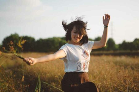 Kunci Meraih Kemerdekaan Finansial bagi Pekerja Pemula, Perencanaan Keuangan dengan Bijak! Salah satu kebahagiaan itu bersumber dari situasi dimana kita hidup merdeka, tanpa beban (foto: Quan Nguyen, unsplash)