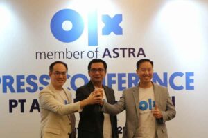Astra International Resmi Akuisisi OLX, Siap Melaju Sebagai Platform Iklan Baris Digital yang Tangguh President Director PT Astra Digital Mobil Naga Sujady (kedua kanan), Co-CEO & Director PT Astra Digital Mobil CK Yap (kedua kiri) dan Director PT Tokobagus Agung Iskandar (kanan)