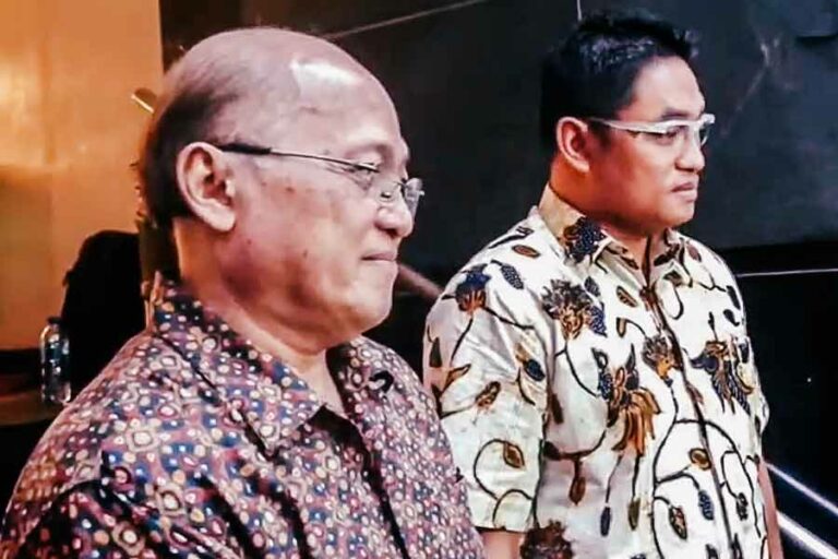 Mario Teguh bersama pengacaranya di Polda Metro