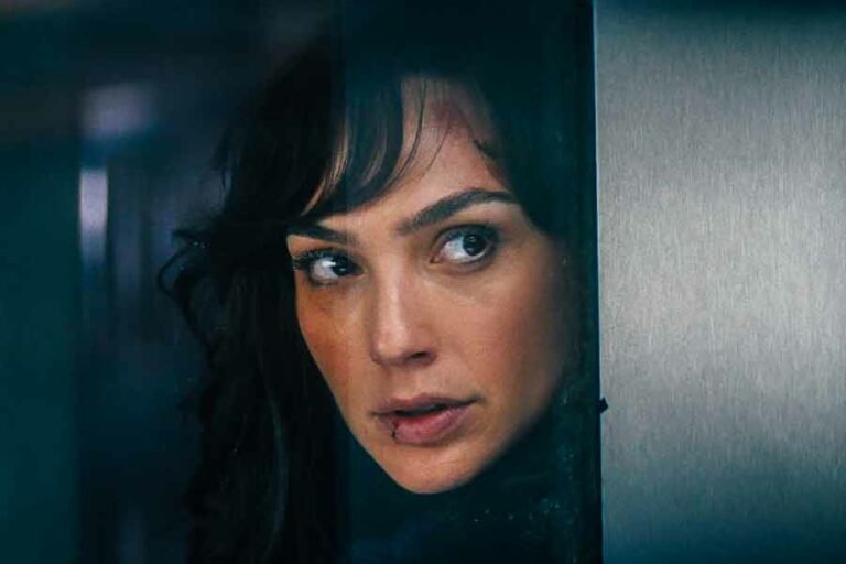 Gal Gadot dalam sebuah adegan di film Heart of Stone (2023)