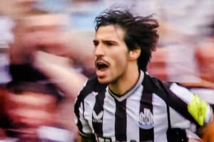 Liga Inggris 2023/2024 Pekan Pertama, Newcastle United Menang Telak 5-1 atas Aston Villa Sandro Tonali, setelah mencetak gol pertama bagi Newcastle