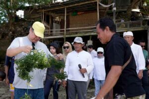 Menteri Koordinator Bidang Perekonomian Airlangga Hartarto saat meninjau Desa Nelayan Lembongan Bali
