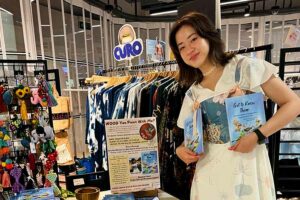 Ellena Gabrielle dan bukunya, Get to Know Them: Pengenalan terhadap Burung-burung Umum di Singapura.